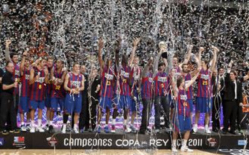 Los jugadores del Barcelona celebran el primer título copero.