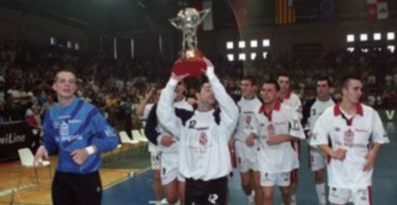 Los jugadores del Caja Segovia del año 1998 dan la vuelta de honor con la primera Copa de España. / Juan Martín