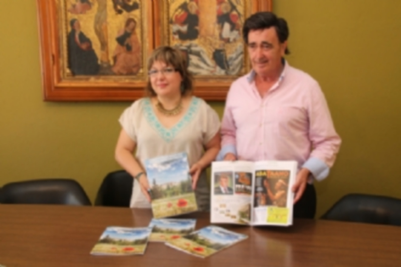 La concejala y el alcalde en la presentación de la publicación. / C.N.
