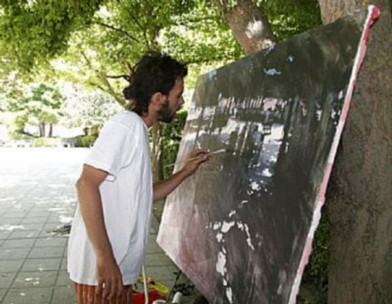 Uno de los participantes de 2010 concluyendo su obra. / Gabriel Gómez