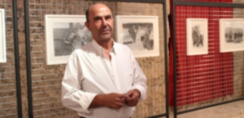 Eloy Morales junto a algunas de sus obras en la inauguración de su exposición. / Chantal Núñez