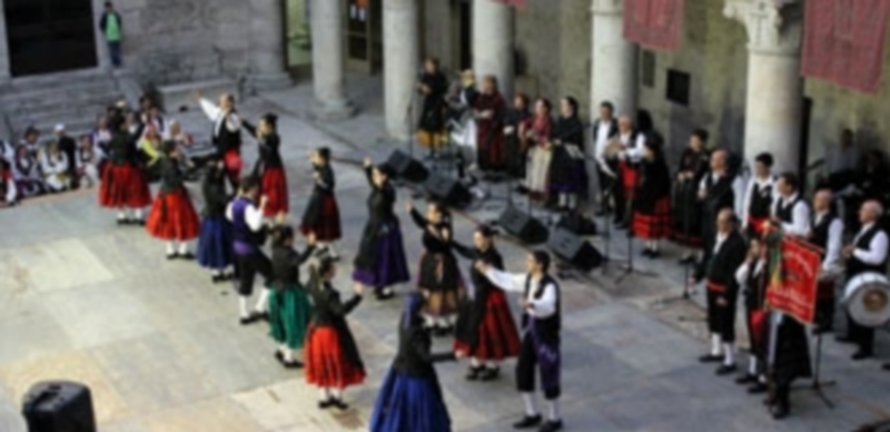 Grupos de danzas de distintos puntos de la región amenizaron la noche con su música y bailes tradicionales. / C.N.