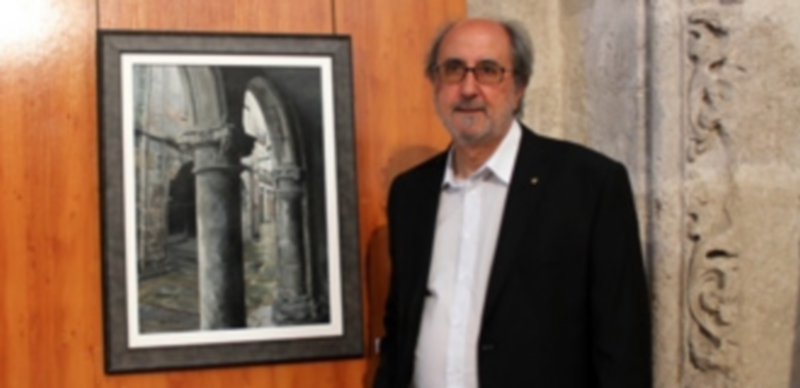 José Luis Llorente junto a una de sus piezas favoritas en la inauguración de su exposición. / Chantal Núñez