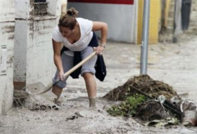 Las lluvias han llenado de barro las calles de numerosas localidades. En portada: Bomberos trabajan en una calle de la localidad de Aguilar de la Frontera después de las fuertes lluvias./ EFE