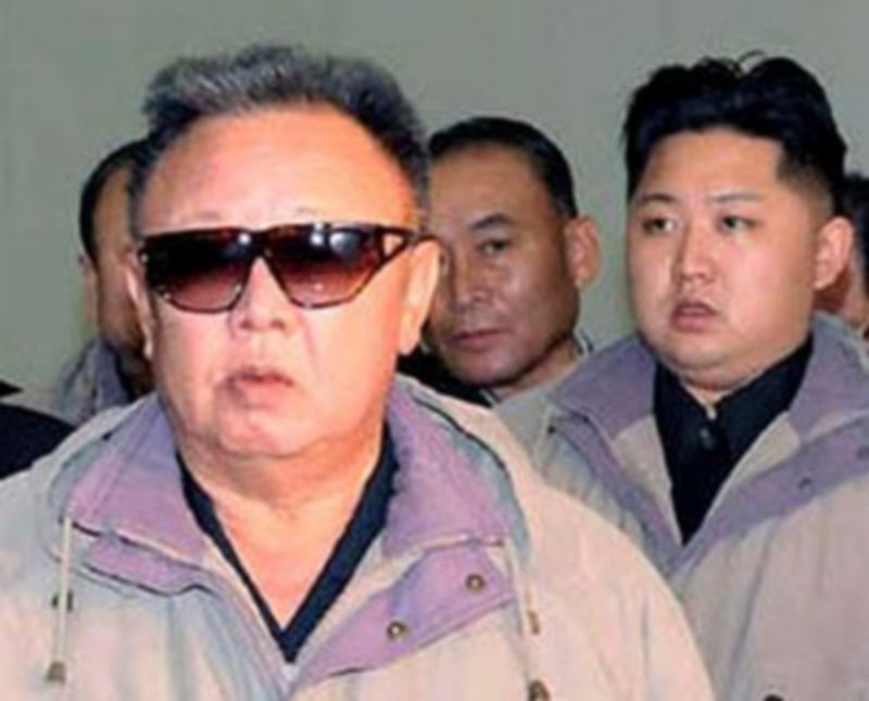 Fotografía de archivo tomada en 2011 y facilitada por la agencia de noticias Yonhap del líder norcoreano Kim Jong-il (izq) acompañado por su hijo Kim Jong-un (dcha)./ EFE