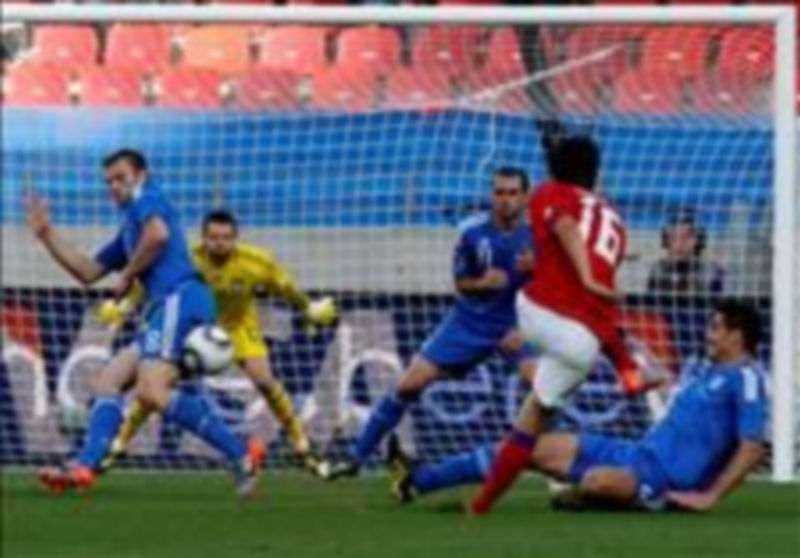 Un atacante coreano chuta a la portería griega durante el encuentro./EFE