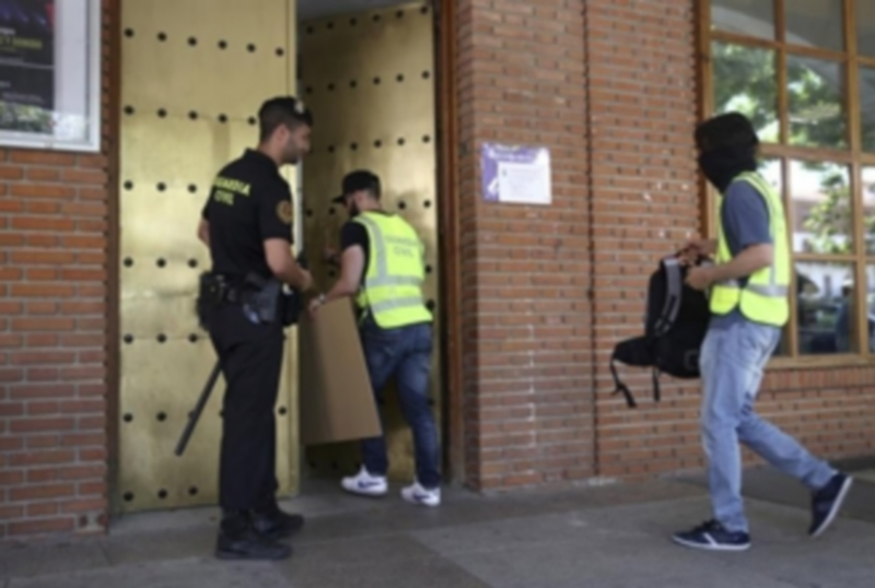 Agentes de la Guardia Civil durante el registro en el Ayuntamiento de Torrejón de Ardoz por la operación Termyca. / efe