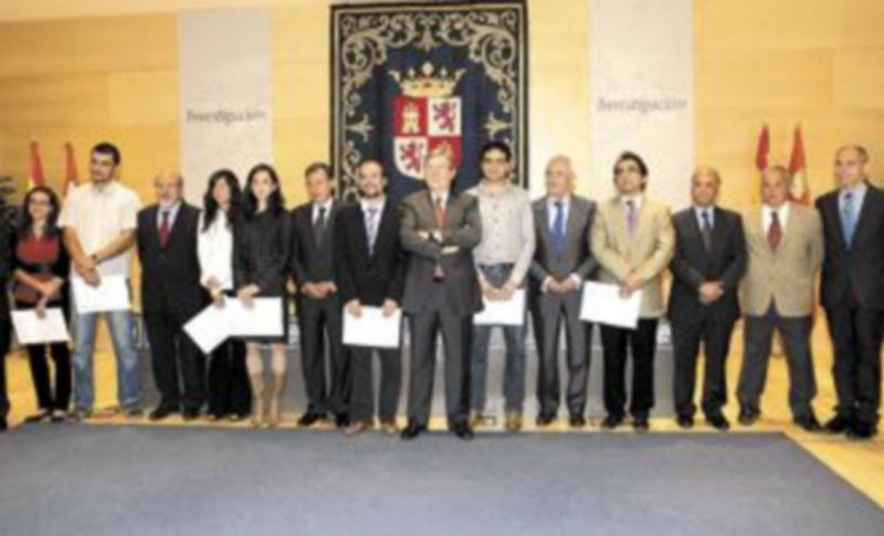 El presidente de las Cortes y el consejero de Educación posan con los galardonados con las ocho becas de la Fundación Villalar y el jurado. / Leticia Pérez (Ical)