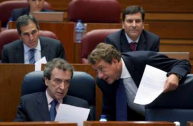 El procurador popular Javier García-Prieto conversa con el consejero de la Presidencia