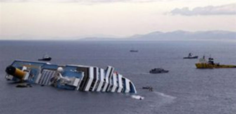 Los equipos de rescate se alejan del buque./ REUTERS