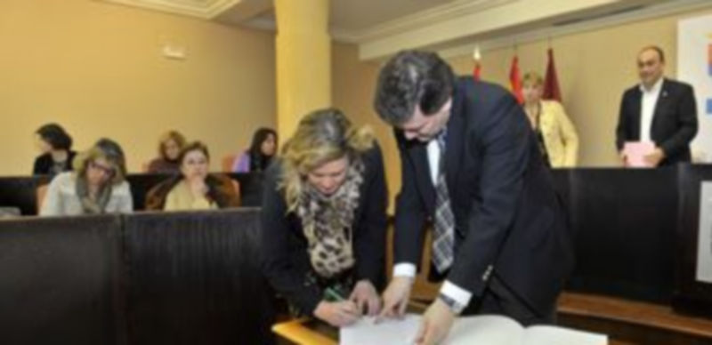 El programa “Crecemos” atiende a 255 niños 1 Un momento de la firma de los convenios. / KAMARERO