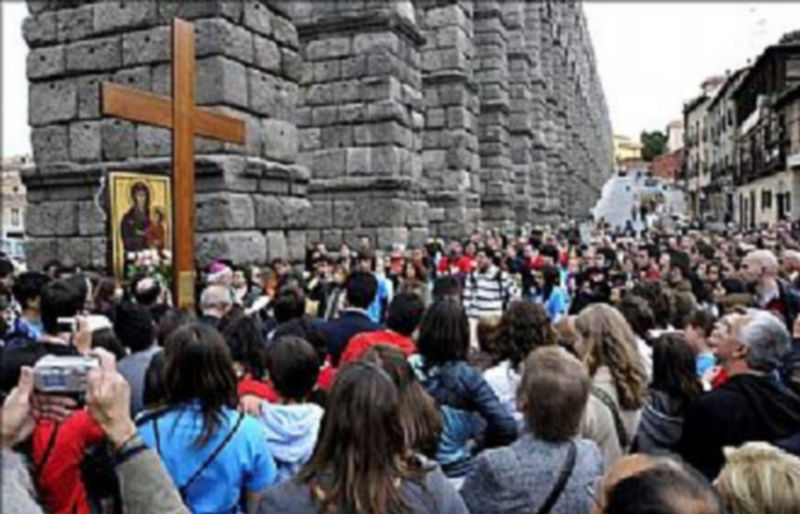La Cruz de los Jóvenes, en el corazón de Segovia 1 Centenares de personas participaron en este acto religioso./JUAN MARTÍN
