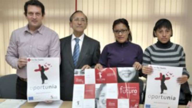 Responsables de Cruz Roja muestran el cartel de la campaña Oportunia./ALBERTO BENAVENTE