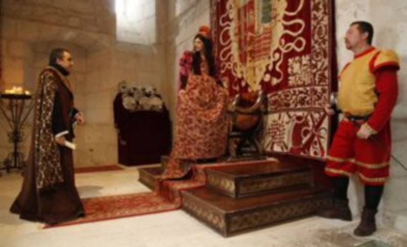 Un momento de la representación estrenada esta mañana en el Castillo de Cuéllar./ GABRIEL GÓMEZ