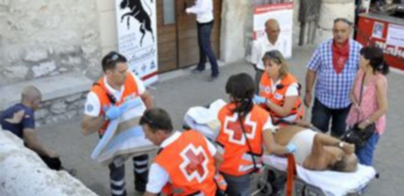 Los sanitarios atienden a un herido en el segundo encierro de Cuéllar./ JUAN MARTÍN