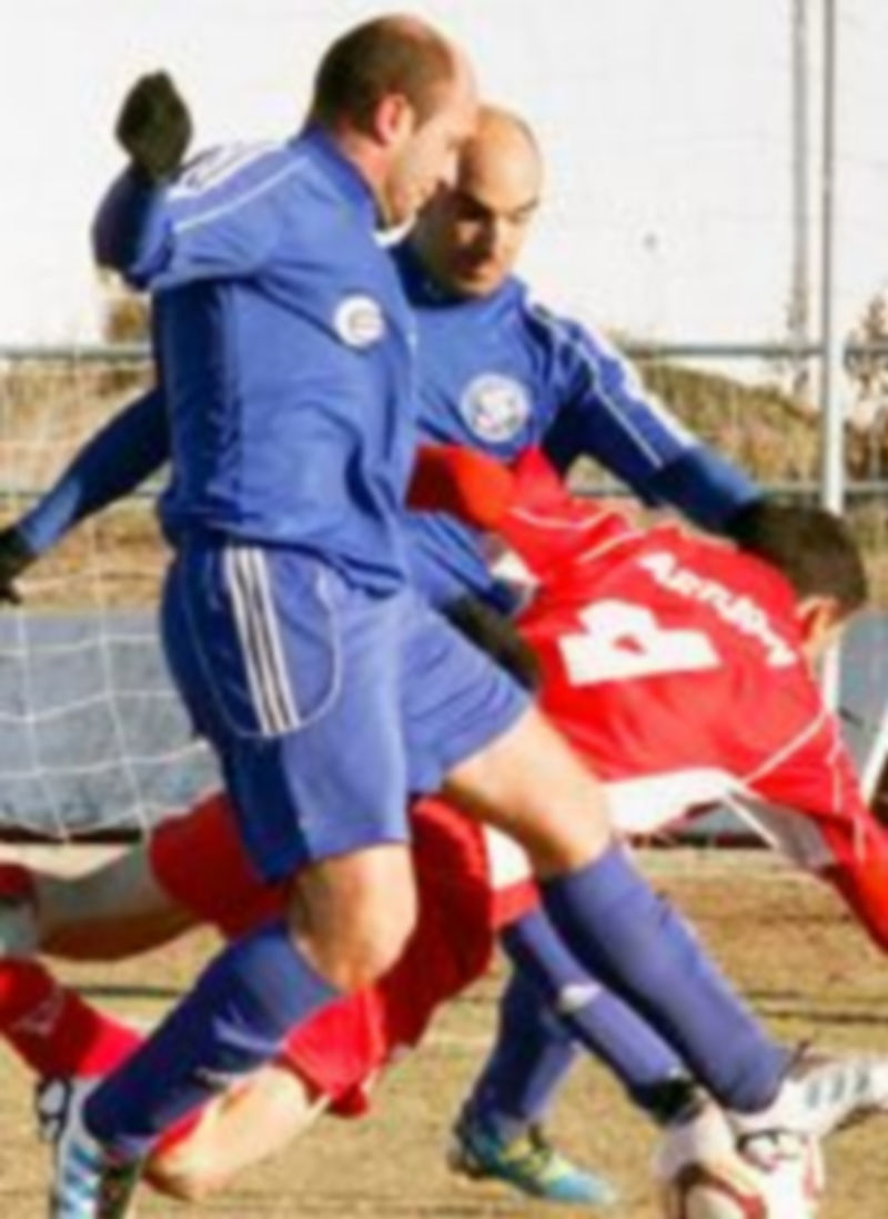 Jugada de un encuentro anterior del Cuéllar en Santa Clara. / Gabriel Gómez