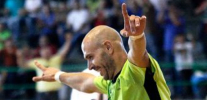 Un jugador del Cuéllar celebra uno de los goles. / Gabriel Gómez