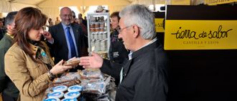 Silvia Clemente ha inaugurado la Feria y ha realizado un recorrido por los expositores./ GABRIEL GÓMEZ