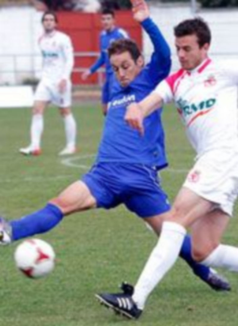 Jugada del encuentro de la primera vuelta entre el Cuéllar y la Cultural Leonesa