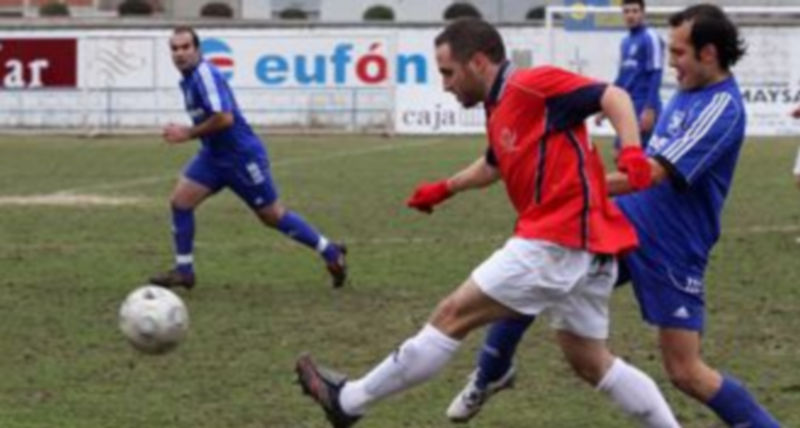 Jugada del partido de la primera vuelta entre el Cuéllar Electricidad Eufón y el Club Deportivo La Granja. / Gabriel Gómez