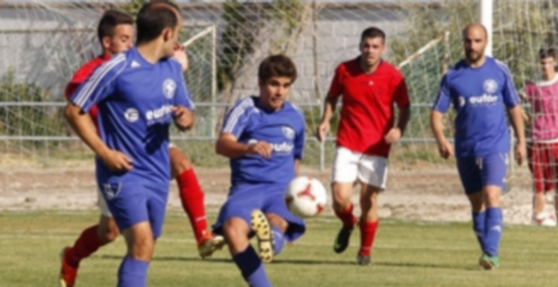 Jugada del amistoso entre el Cuéllar Eufón y el CD La Granja celebrado el año pasado en Santa Clara. / G. Gómez