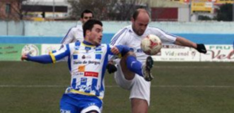 Agustín trata de controlar el balón ante Mato. / Julio Calvo