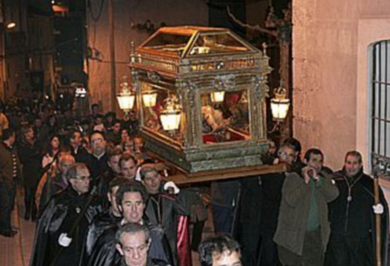 Imagen del Cristo Yacente portada por sus cofrades en el tramo final de la procesión de 2008./G. GÓMEZ