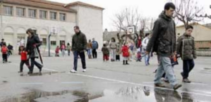 Los alumnos no pueden hacer Educación Física cuando llueve o hace frío./ Gabriel Gómez