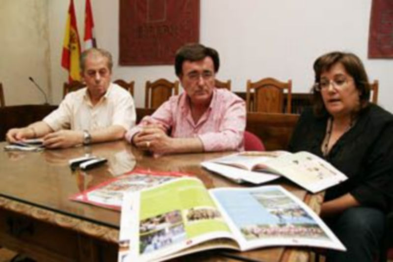 Un momento de la presentación del programa con el alcalde