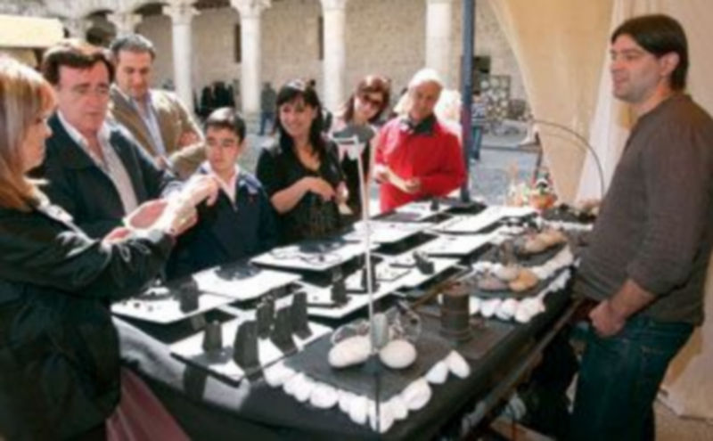 Las autoridades inauguraron las muestras de artesanía y antigüedades por la mañana aunque la mayor afluencia de público tuvo lugar por la tarde./GABRIEL GÓMEZ