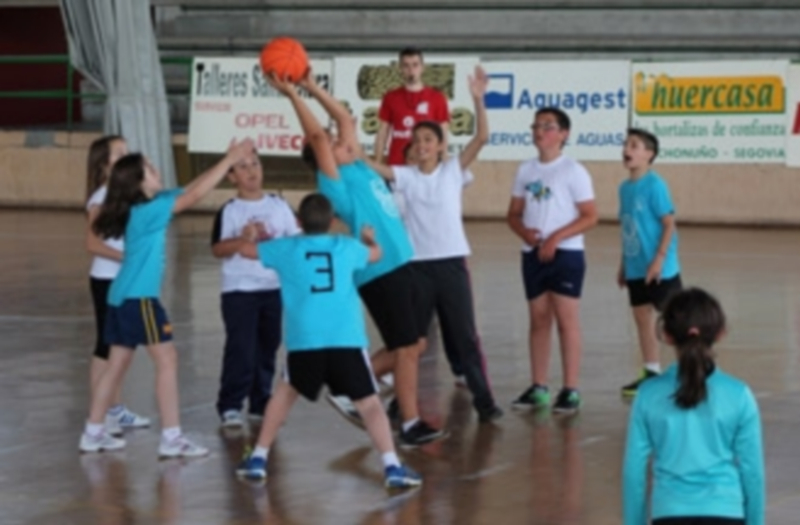 Un grupo de niños juega al baloncesto en el pabellón de Santa Clara