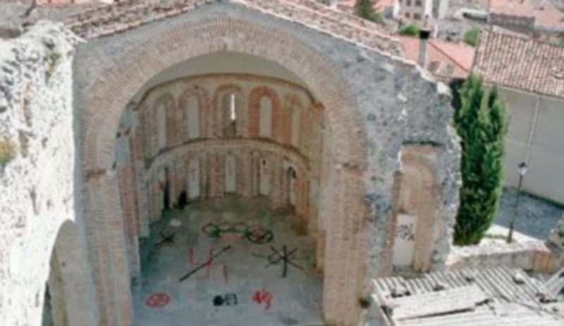 El ábside de Santiago ha sido el monumento más afectado por las últimas pintadas. / Gabriel Gómez