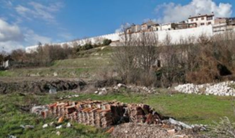 Parcela de propiedad municipal ubicada en la Ronda de San Bartolomé y catalogada como zona verde. /GABRIEL GÓMEZ