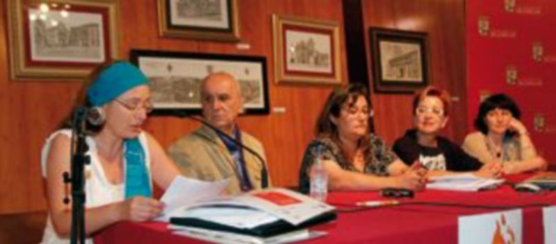 La actriz Nuria Aguado leyó fragmentos del cuento de Alfonsa de la Torre reeditado por el Ayuntamiento. / Gabriel Gómez