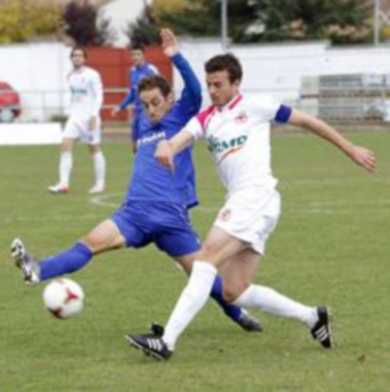Giralda trata de evitar el envío en largo de un jugador de la Cultural. / G. Gómez