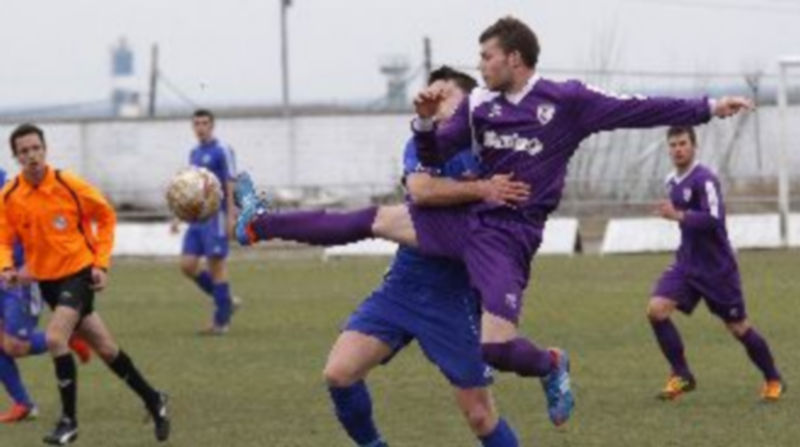 El jugador del Cristo Atlético se adelanta en su acción al defensor del Cuéllar Eufón en un momento del encuentro disputado en la jornada de ayer. / Gabriel Gómez