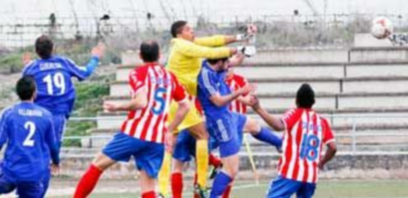 El portero visitante despeja el balón en el saque de una falta en una acción del encuentro jugado en la tarde de ayer en el campo de Santa Clara. / Gabriel Gómez