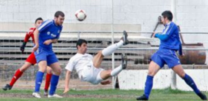 De esta forma consiguió Iván Vila el segundo de los cinco goles que le marcó el Real Ávila al Cuéllar Eufón. / Gabriel Gómez
