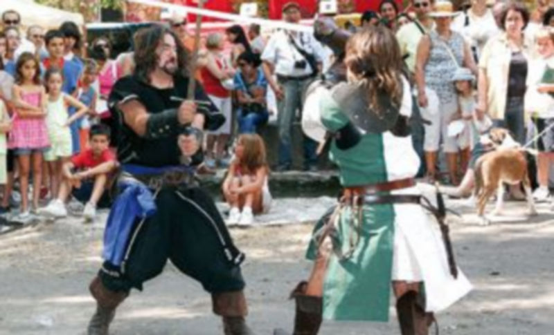 Los caballeros vivieron un duro enfrentamiento rodeados por la gente que en ese momento se encontraba en el recinto. / Gabriel Gómez