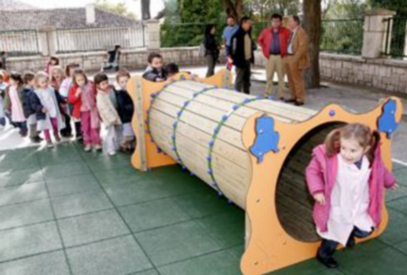 Los niños quisieron probar el nuevo mobiliario tras el corte de cinta por parte del alcalde./ Gabriel Gómez