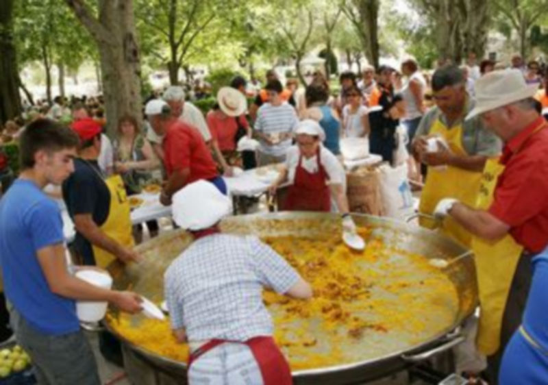 Un momento del reparto de la paella con motivo de la fiesta de la Comunidad de Villa y Tierra en la Huerta de Duque./Gabriel Gómez