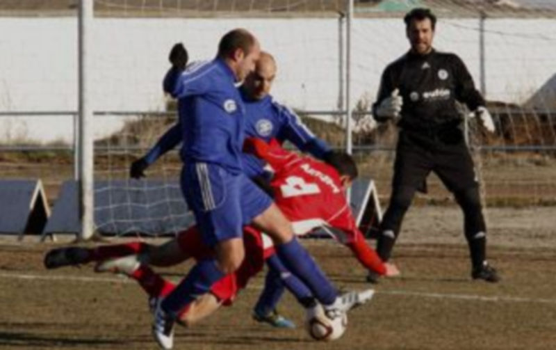 Jugada de un encuentro anterior del Cuéllar Electricidad Eufón en Santa Clara. / Gabriel Gómez