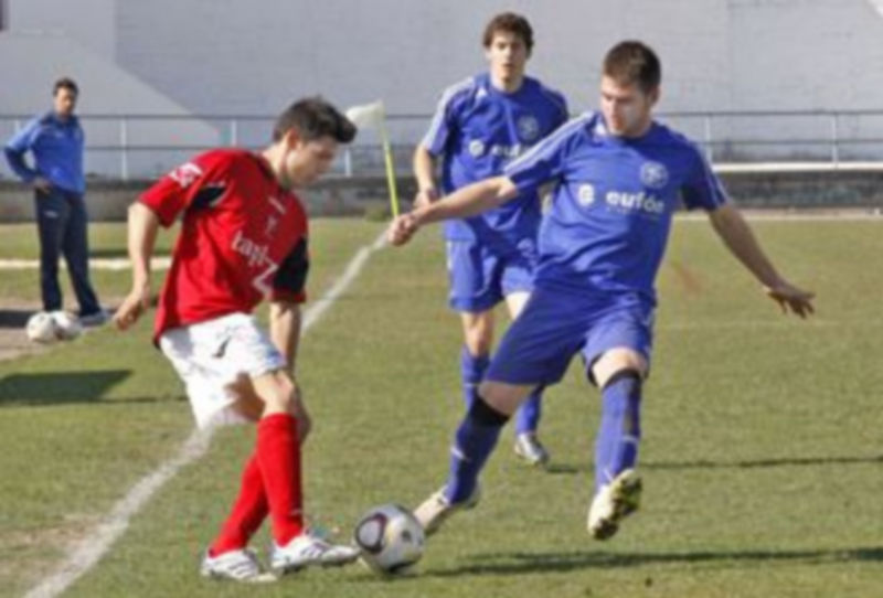 Jugada del encuentro de ayer en Santa Clara entre el Cuéllar y el Venta de Baños. / Gabriel Gómez.