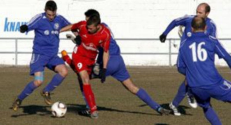 Jugada de un encuentro anterior del Cuéllar Electricidad Eufón en el campo de Santa Clara. / Gabriel Gómez