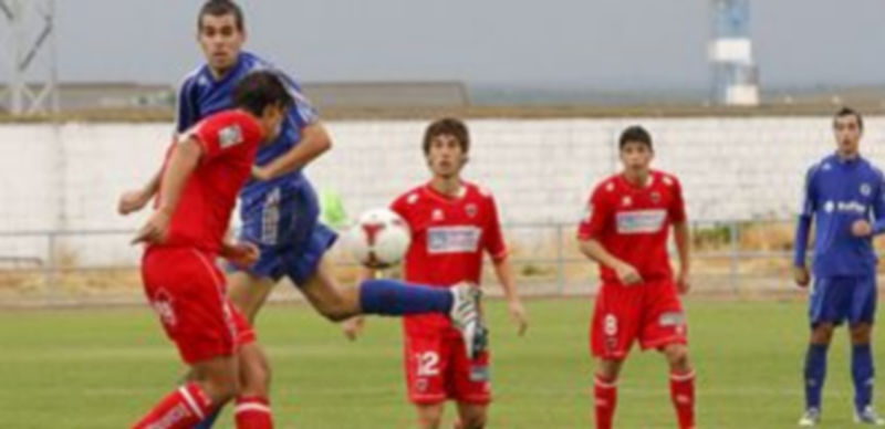 La defensa del Numancia B despeja el balón en una acción ofensiva del Cuéllar Eufón./ Gabriel Gómez