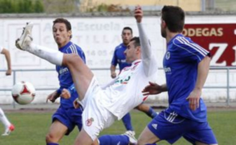 Imagen del último encuentro disputado por el Cuéllar Eufón el pasado jueves en el campo de Santa Clara frente a la Cultural Leonesa. / Gabriel Gómez