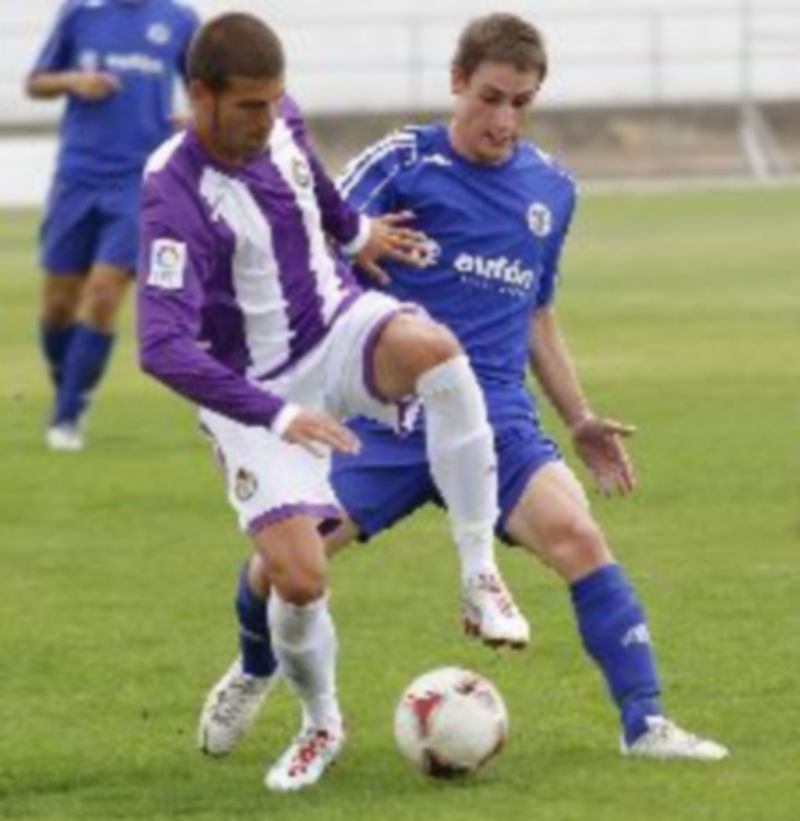 Jugada del encuentro disputado en Santa Clara entre el Cuéllar Electricidad Eufón y el Valladolid B. / Gabriel Gómez