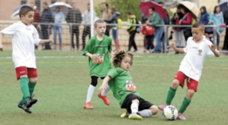 Dos jóvenes futbolistas luchan por la posesión del esférico durante uno de los encuentros celebrados el pasado año. / J. Martín