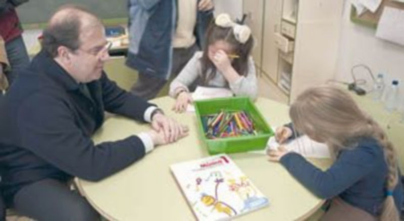 El presidente de la Junta compartió unos momentos con los niños del centro infantil. / Ical