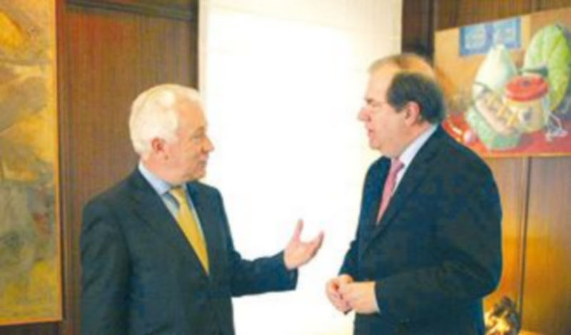 Carlos da Silva Costa (i) conversa con Juan Vicente Herrera. /Ical